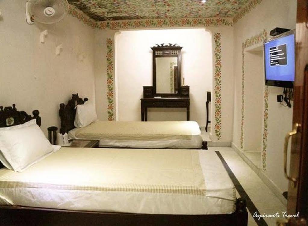 Hotel Suroth Mahal Luhāru Extérieur photo