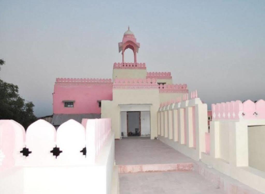 Hotel Suroth Mahal Luhāru Extérieur photo